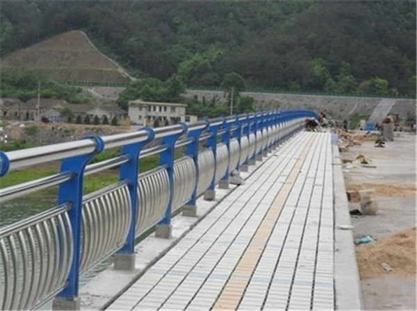 长治不锈钢桥梁护栏的特性及其在现代建筑中的应用
